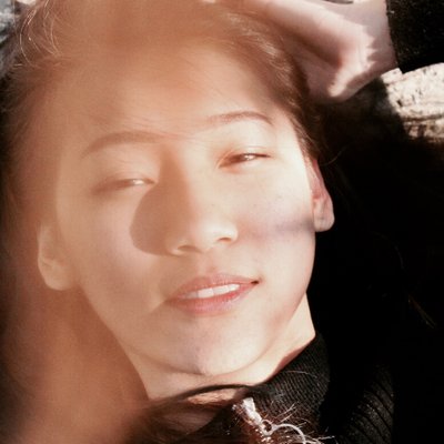 Thức uống detox-Ánh nắng chiếu qua mặt cô gái.