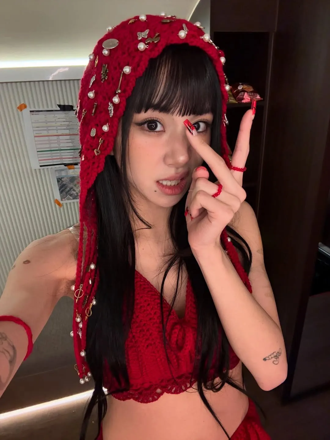 Chaeyoung TWICE cùng gu thẩm mỹ Y2K trong "This Is For"