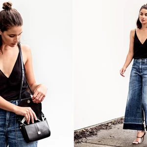 Quần jeans ống rộng và áo tank top cho mùa Hè
