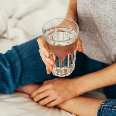 cô gái cầm ly nước - uống nước