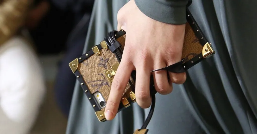 Ốp Case iphone của các hãng thời trang Petit Malle Louis Vuitton case - elle vn