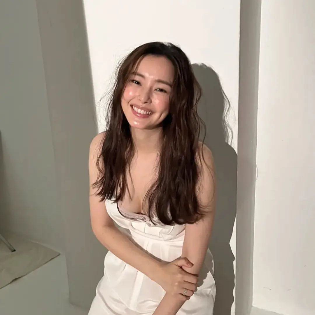 Hình ảnh nữ diễn viên Hàn Quốc Honey Lee tươi cười.