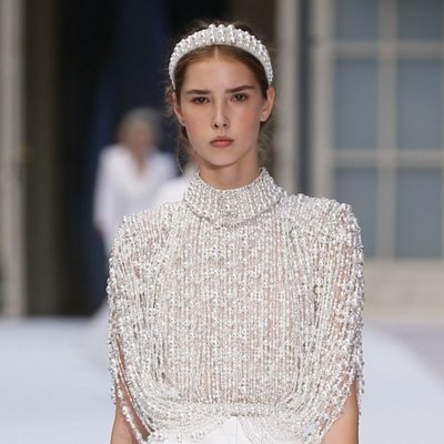phụ kiện ngọc trai trên sàn diễn runway 2019