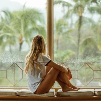 Vitamin D-Cô gái ngồi bên cửa sổ.