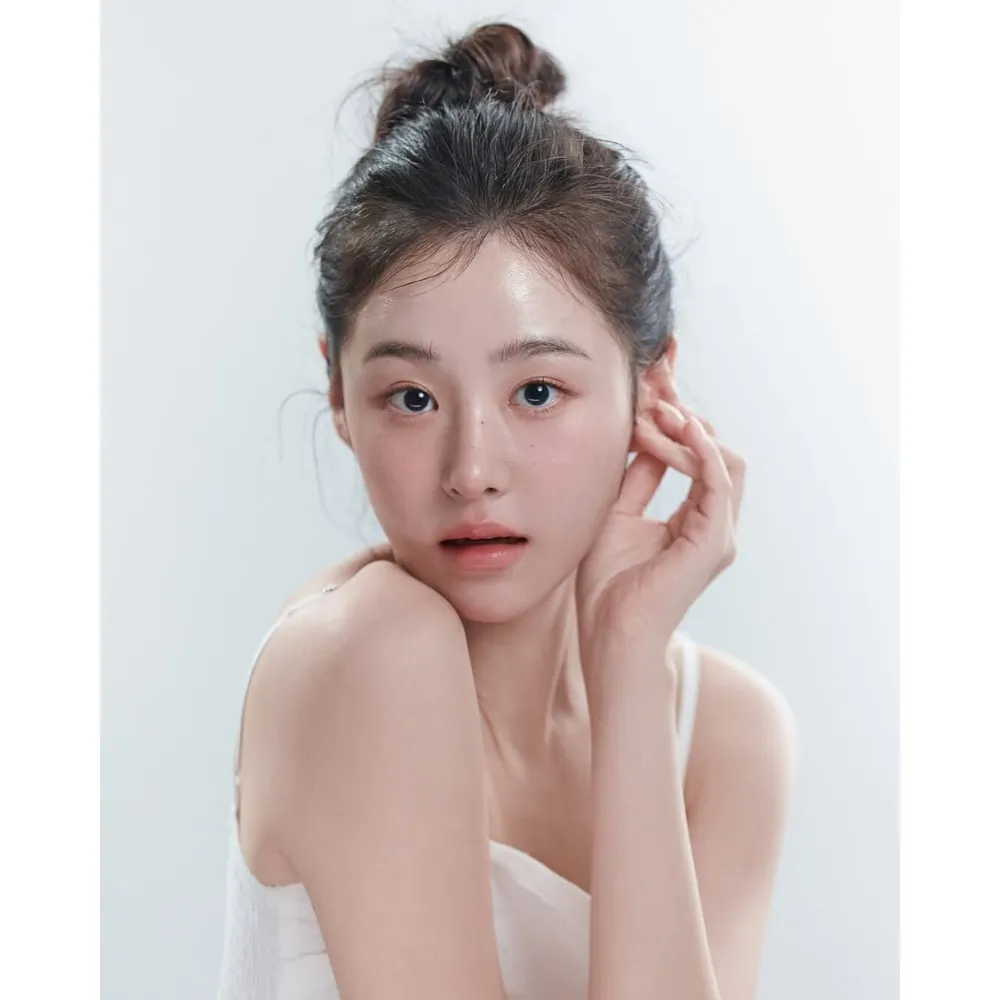 Cô gái với làn da căng bóng sau khi dùng milky toner