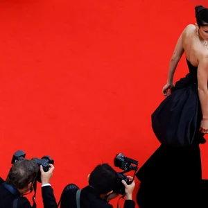 những ngôi sao tỏa sáng trên thảm đỏ liên hoan phim Cannes 2022