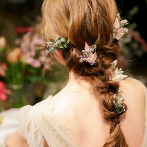 Điểm thêm những bông hoa nhỏ xinh lên từng đoạn tết tóc sẽ càng tăng thêm vẻ đẹp ngọt ngào cho các tân nương ngày cưới