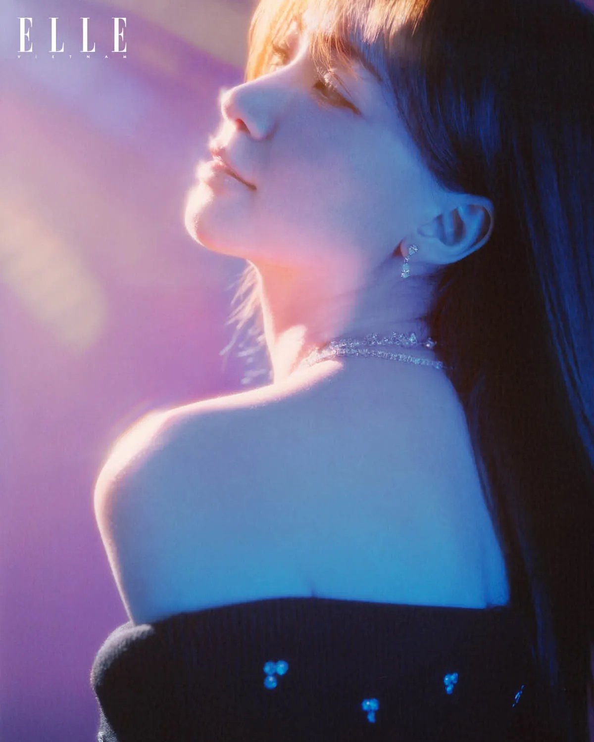 Nữ ca sĩ Hoà Minzy quyến rũ khi diện bộ trang sức của Swarovski