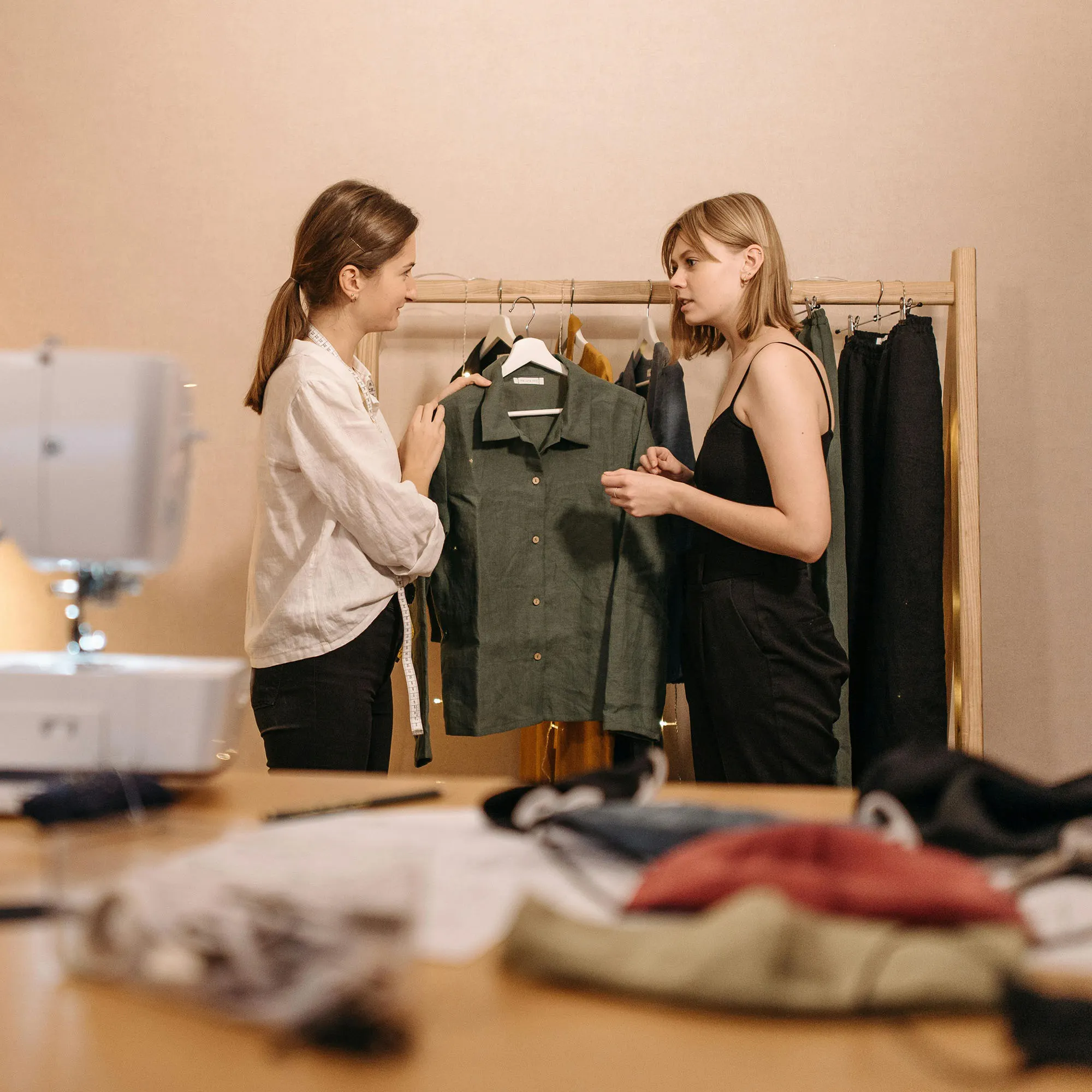 cô gái tóc ngắn tự do tài chính đang thương lượng