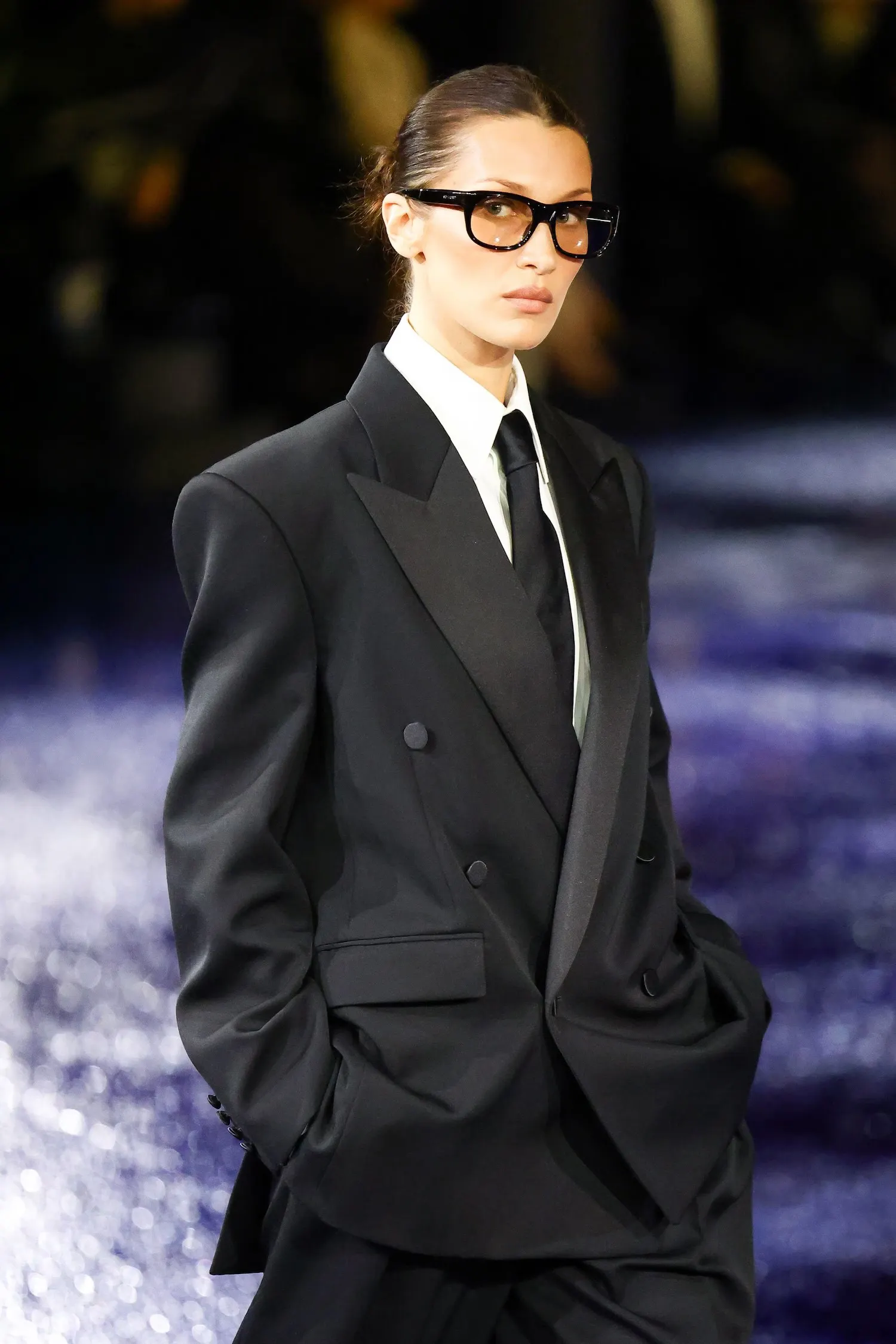 Xu hướng “bow to tie” Saint Laurent Xuân Hè 2025