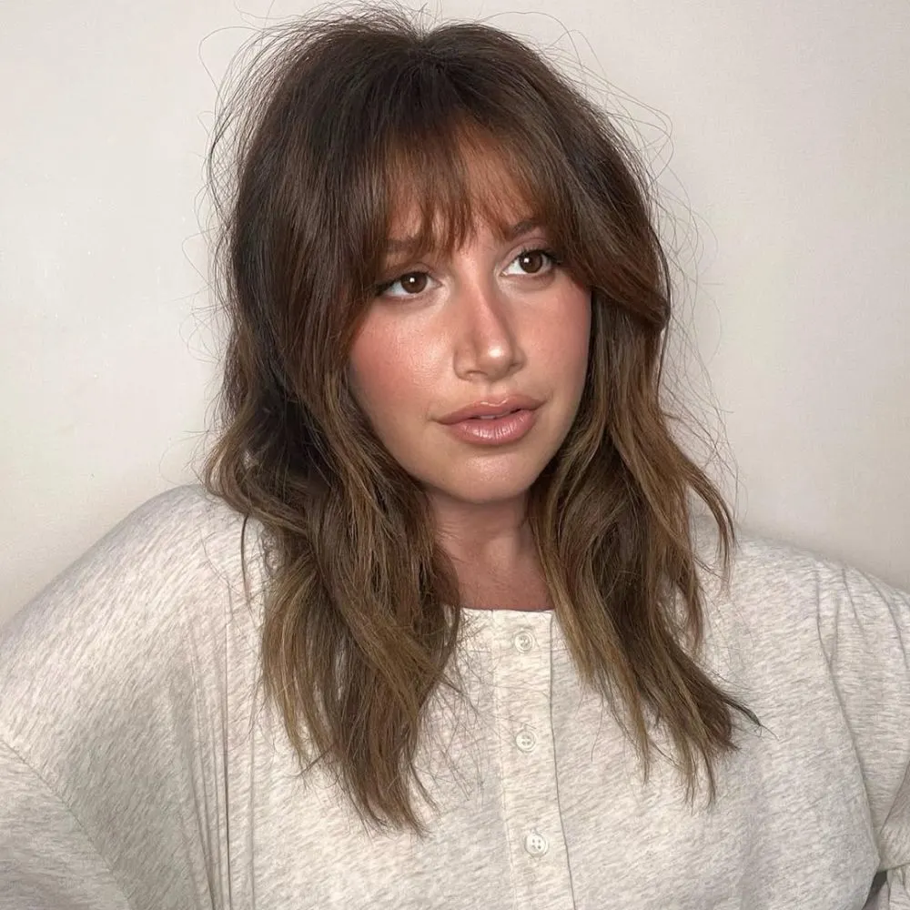 Hình ảnh Ashley Tisdale với tóc uốn.