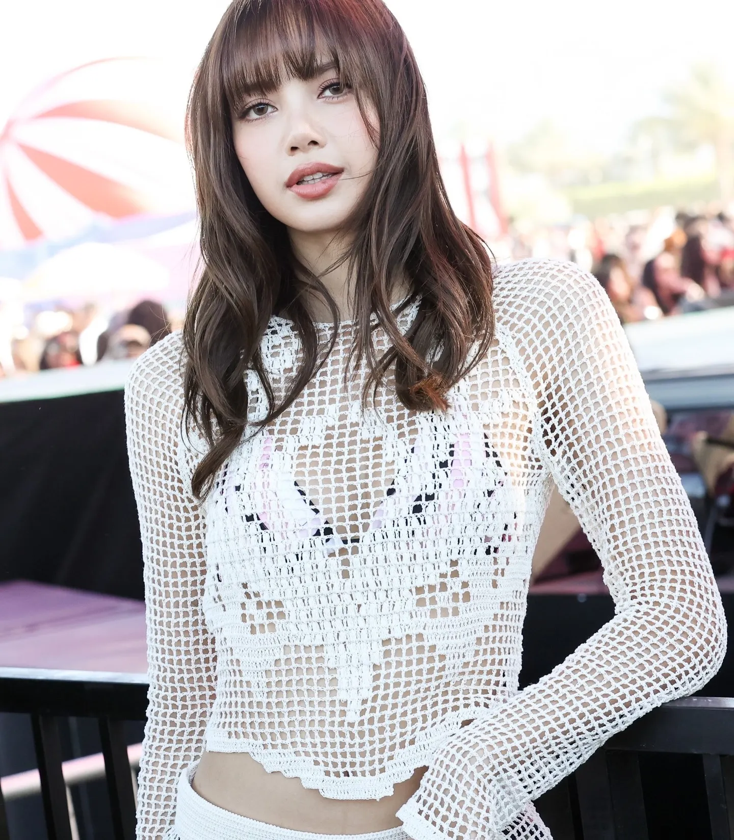 Lisa xuất hiện trong thiết kế đan móc trắng với kỹ thuật chồng lớp xuyên thấu đầy cảm hứng, khéo léo để lộ lớp nội y họa tiết bên trong.