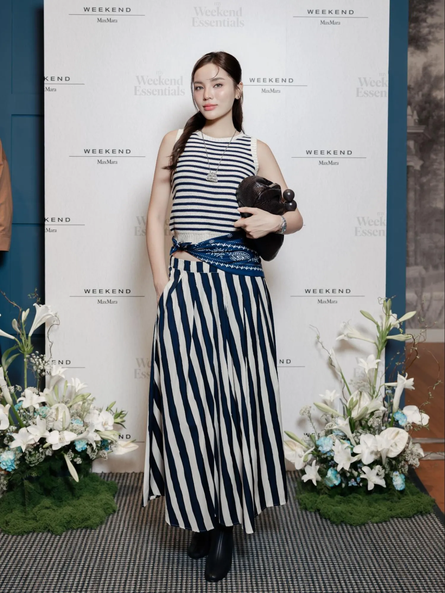 Hoa hậu Kỳ Duyên ghi dấu với thần thái thanh lịch đầy cuốn hút trong thiết kế từ bộ sưu tập My Weekend Essentials, với áo dệt kim Wkdmadia kết hợp cùng chân váy Wkduomo.