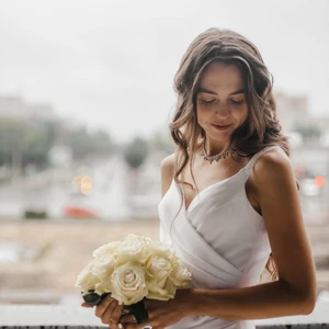 cô gái mặc váy trắng cầm hoa tử vi ngày 15/1/2026