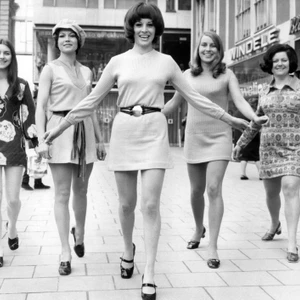 chân váy mini thiết kế của mary quant