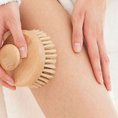 chăm sóc da tại nhà bằgn bàn chải thô