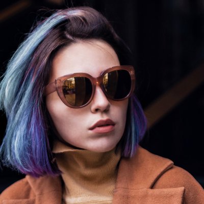 cô gái nhuộm tóc ombré màu xám xanh
