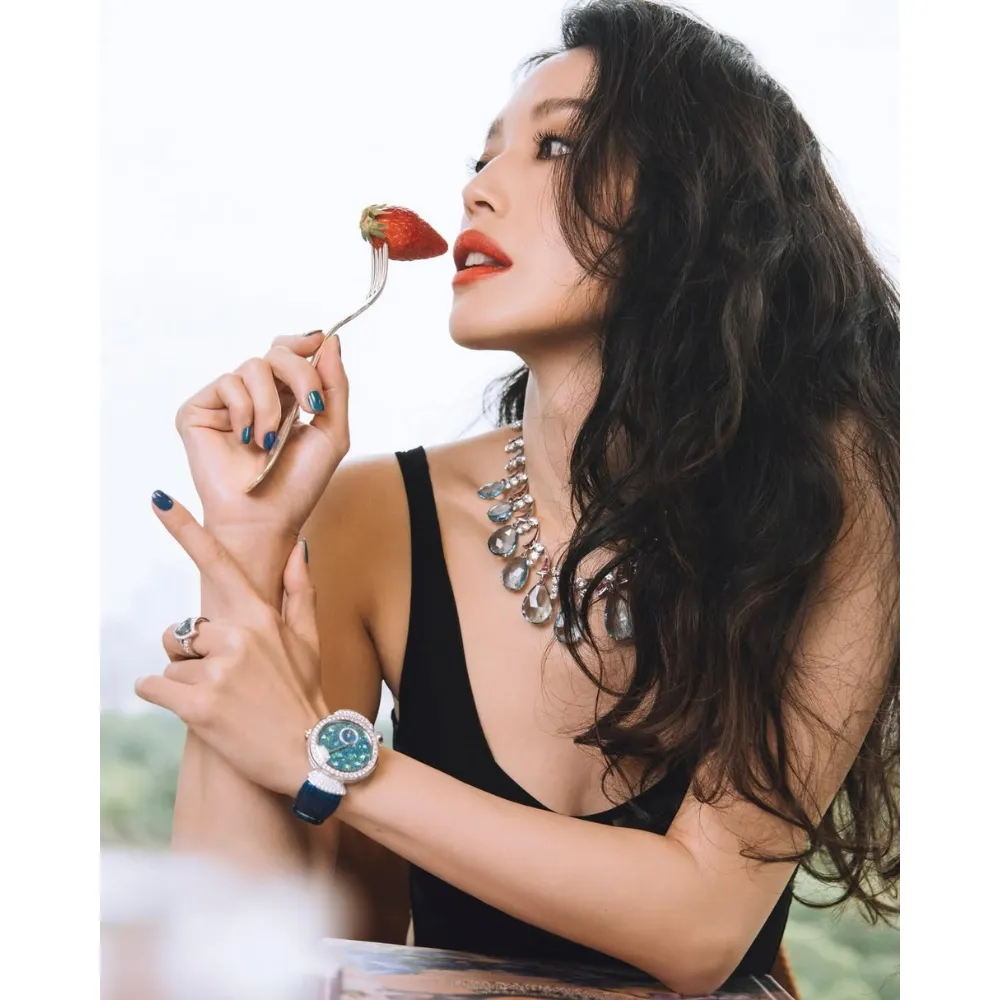 Nữ diễn viên Thư Kỳ ăn dâu bằng nĩa.