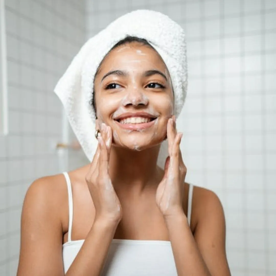 cô gái đang rửa mặt trong nhà vệ sinh