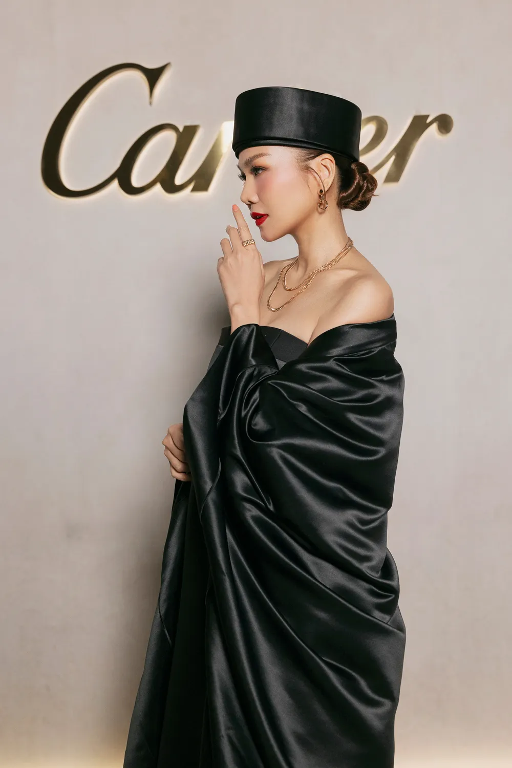 Thanh Hằng diện trang sức Cartier 
