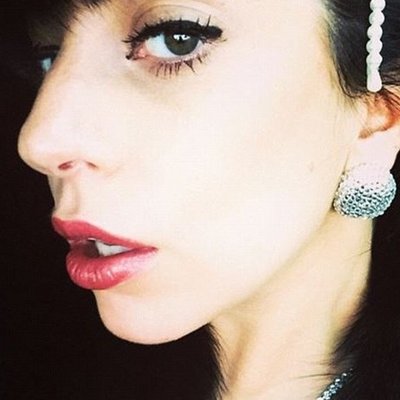 Lady Gaga chụp selfie cho chiến dịch mới của Shiseido