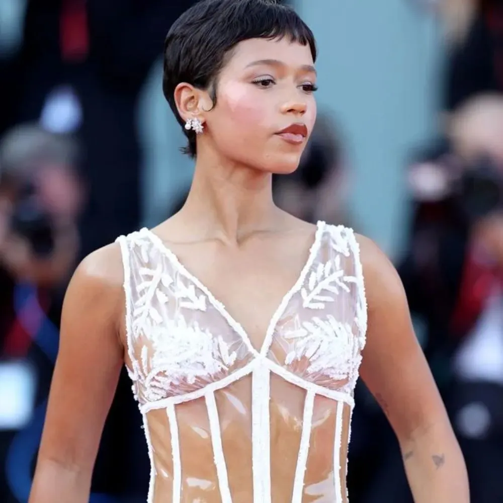 Taylor Russell với tóc pixie cổ điển và môi hồng trầm 2024
