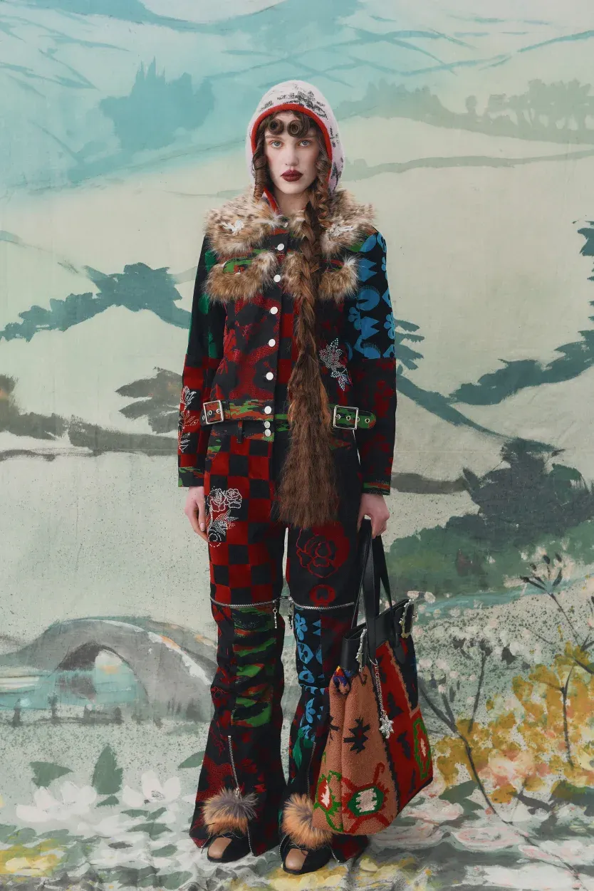 Sự nổi loạn đầy tinh quái khi vải tartan truyền thống kết hợp cùng móc leo núi, tạo nên bản tuyên ngôn của cái tôi khác biệt.