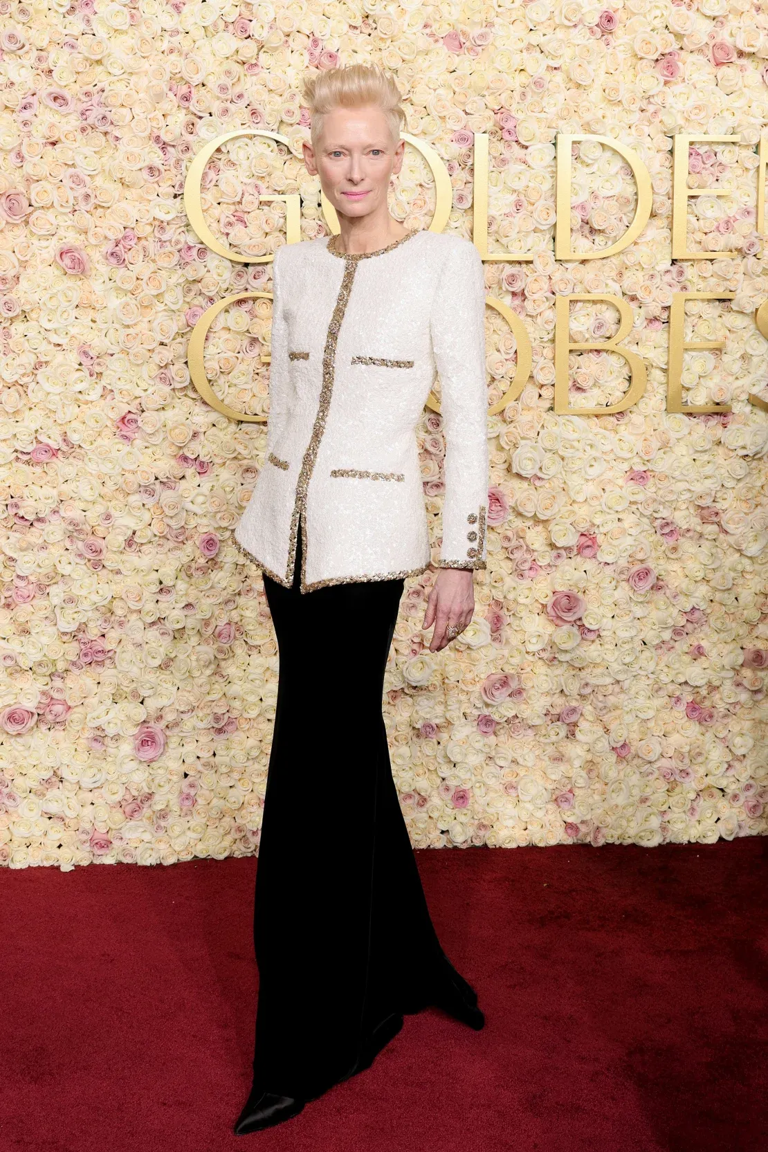 Tilda Swinton diện vest trắng quả cầu vàng