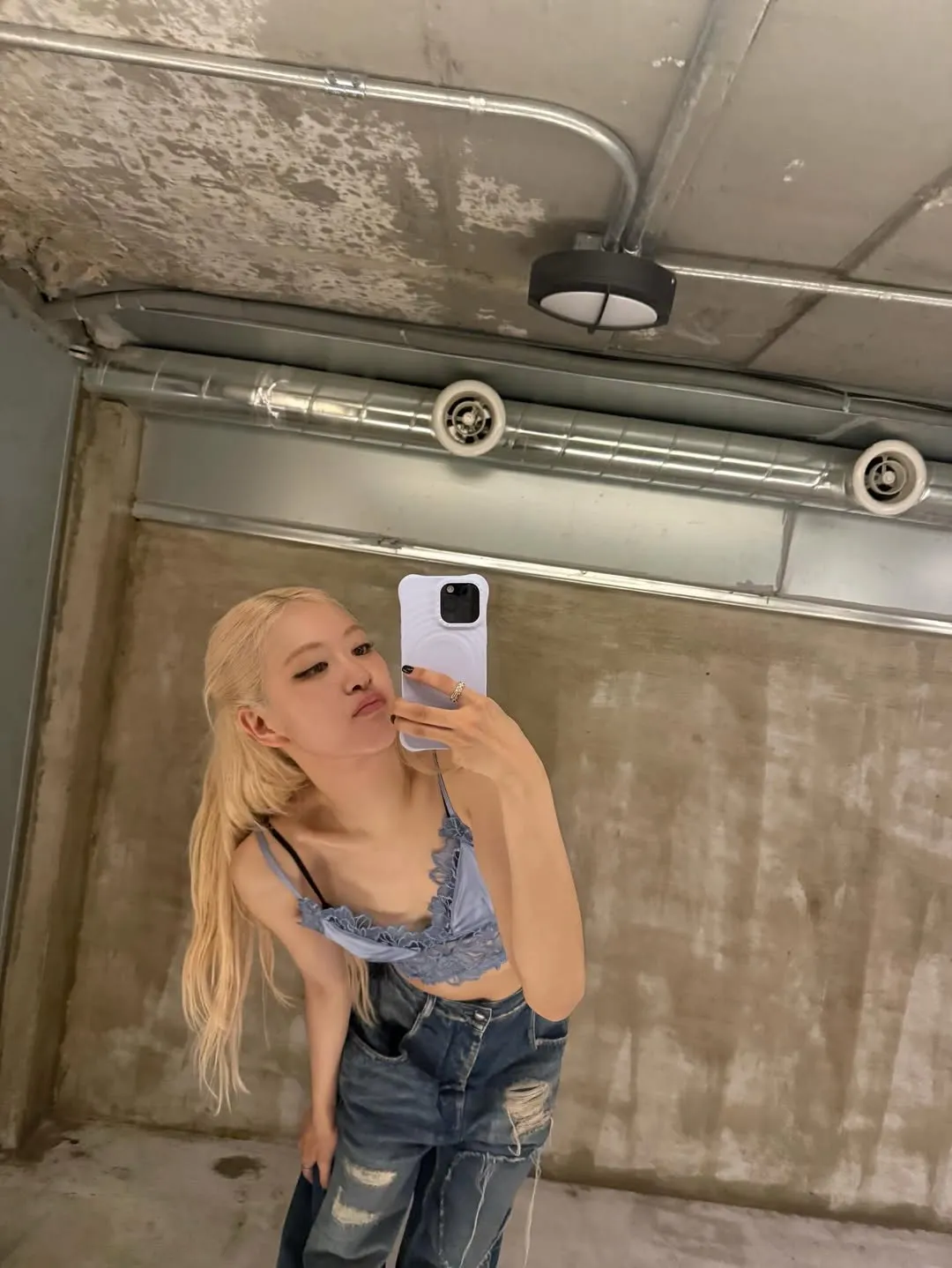 Rosé (BLACPINK) buộc tóc thấp tự nhiên, phối cùng crop top ren và jeans rách