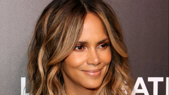 Halle Berry và kiểu tóc mái thưa