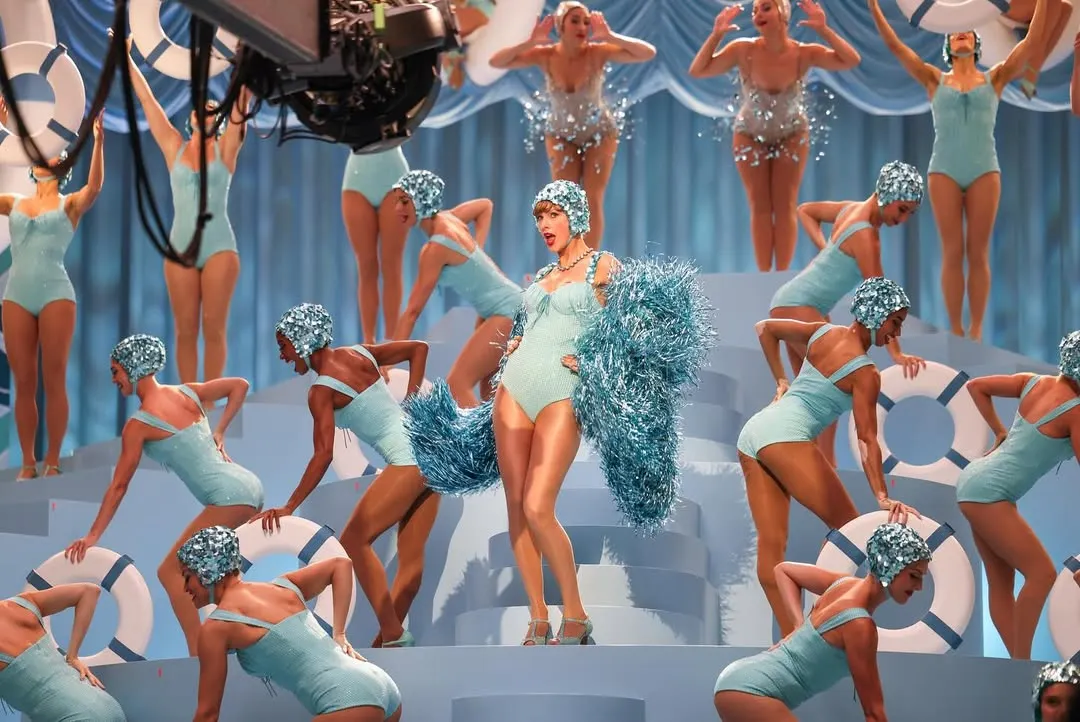 Taylor Swift diện bodysuit MV The Fate of Ophelia