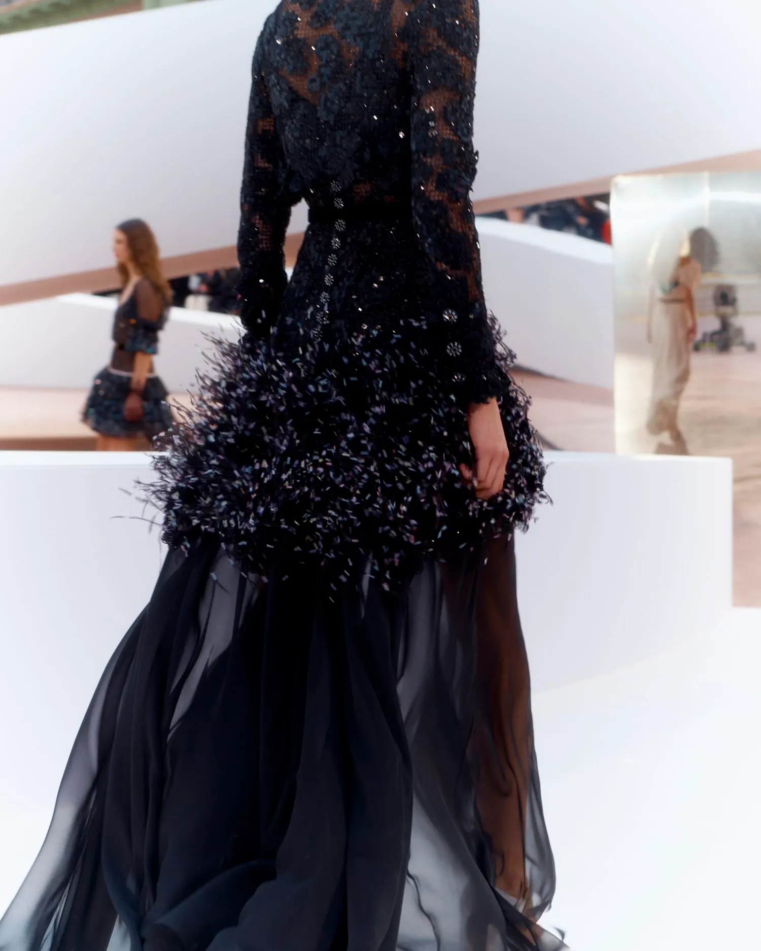 đầm tua rua đen chanel
