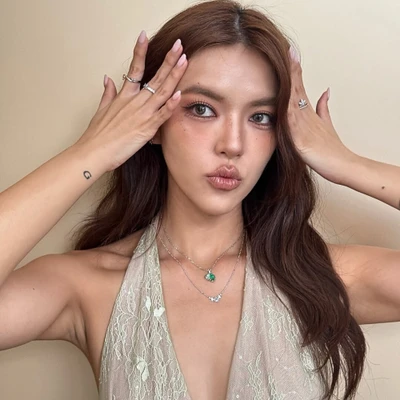 Cô gái đặt hai tay lên đầu