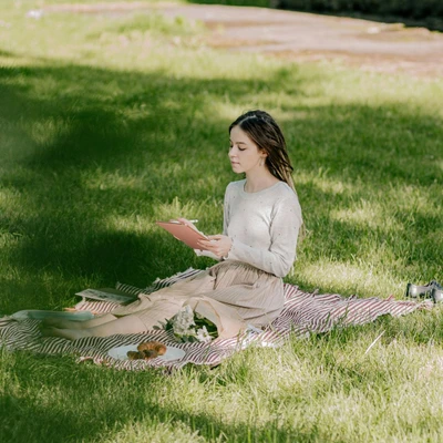 cô gái ngồi trên bãi cỏ viết trên ipad tử vi ngày 17/4/2026