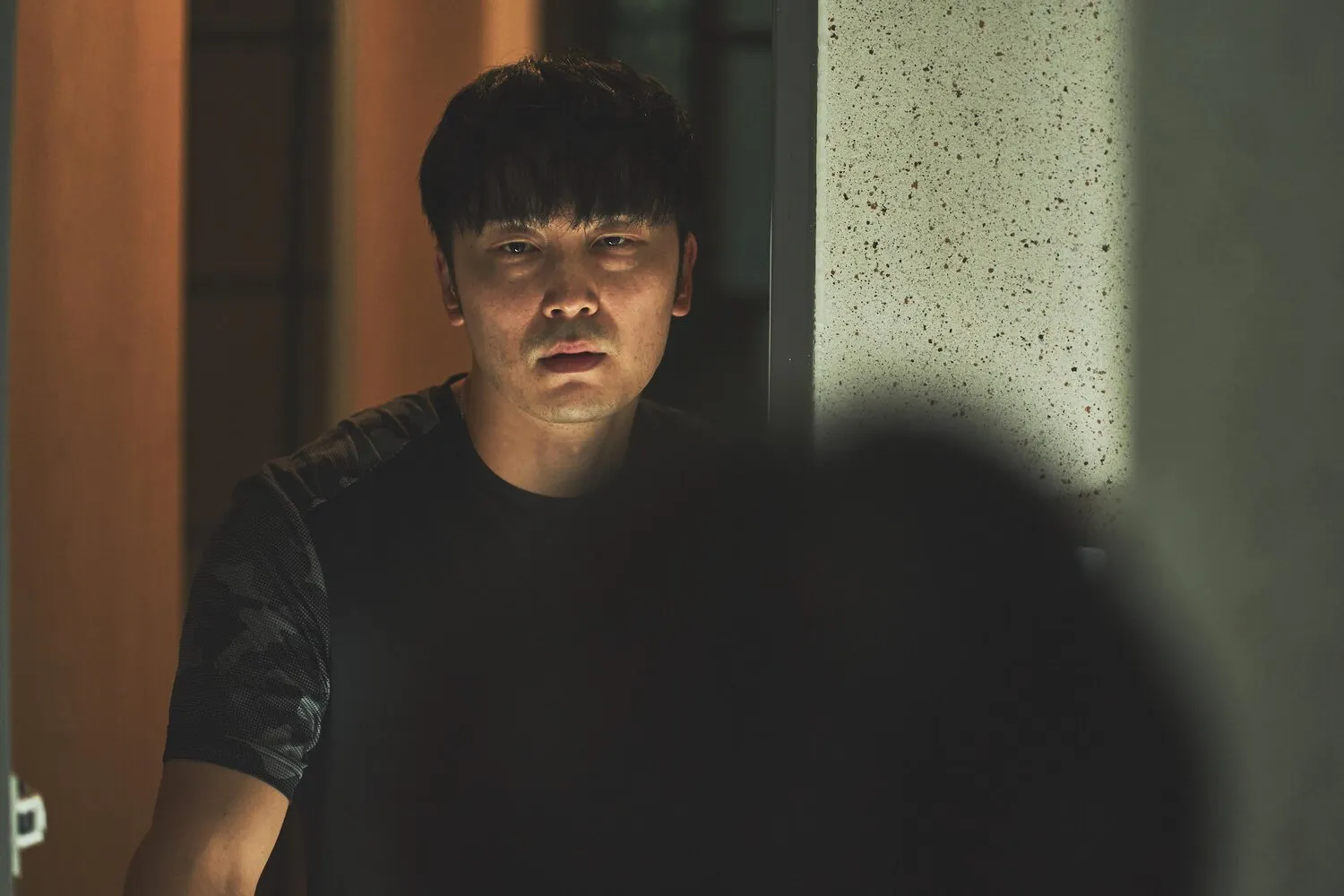 ELLE-84M2-WALL-TO-WALL-REVIEW-PHIM-KANG-HA-NEUL-NETFLIX00012