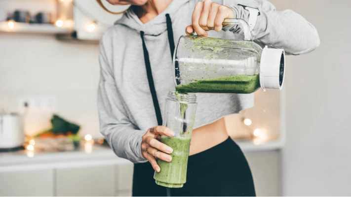 Cô gái đang làm sinh tố giảm mỡ bụng