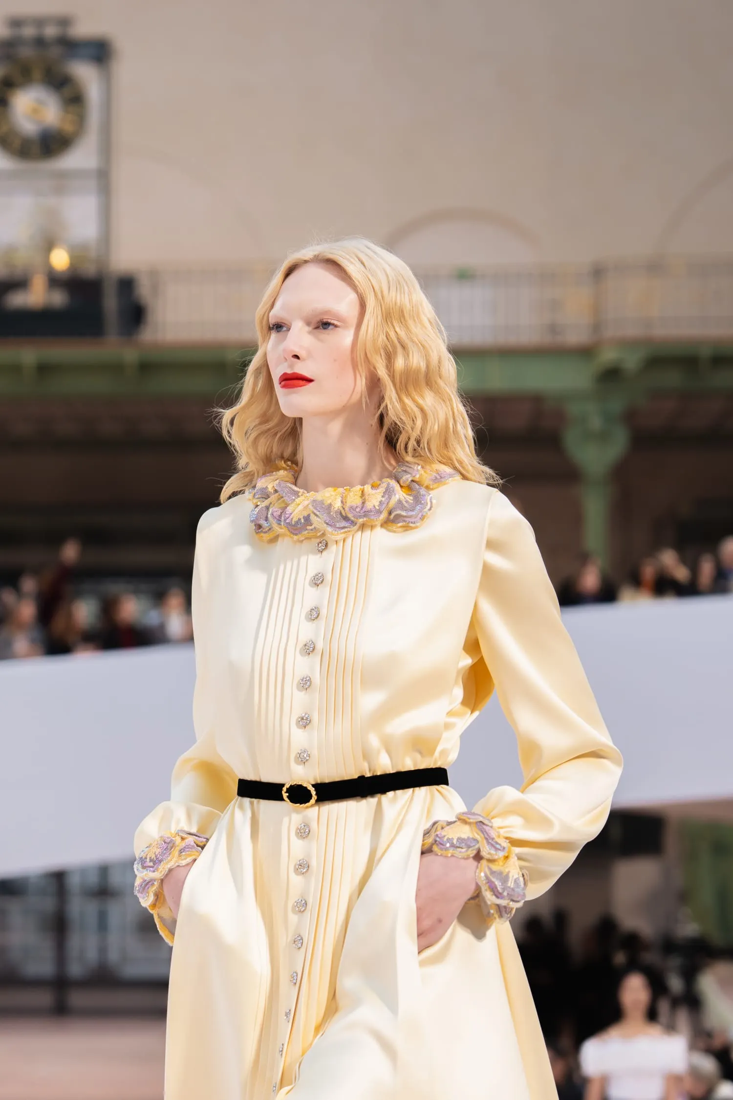 đầm sơ mi vàng pastel chanel