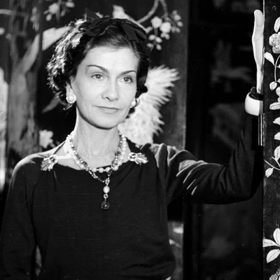 chân dung ntk coco chanel đứng bên cửa sổ