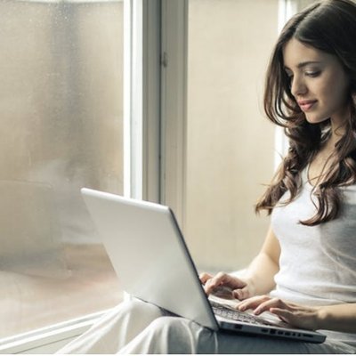 Bí quyết chăm sóc da khi ngồi máy tính mà nàng văn phòng nên biết