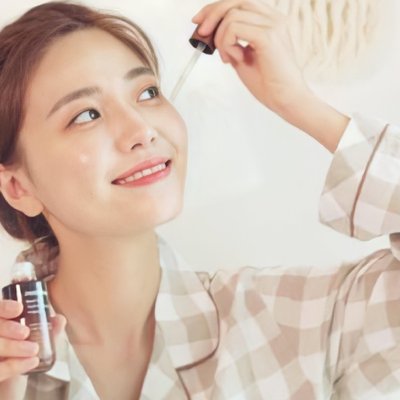 co gai cam chai serum tra den innisfree