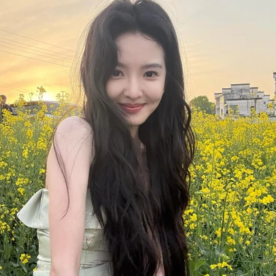 Chương Nhược Nam tạo dáng chụp ảnh ở cánh đồng hoa - mái tóc đẹp nhờ lược chải tóc
