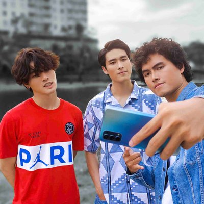 ba chàng trai chụp ảnh