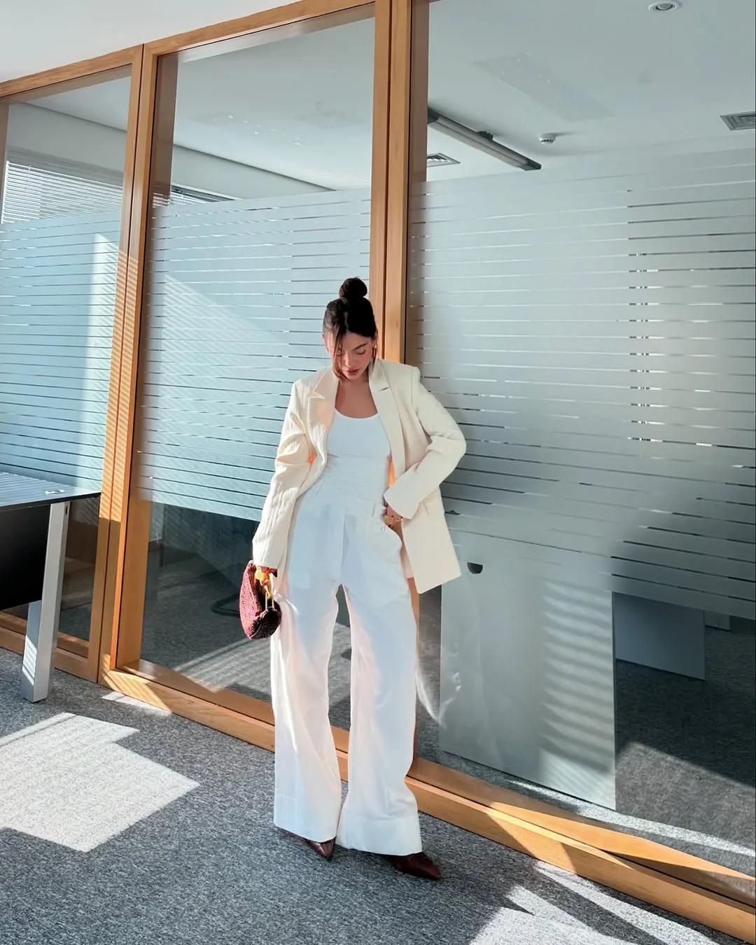 Tổng thể bộ trang phục màu trung tính giúp tô đậm thần thái sang trọng chuẩn Quiet Luxury. 