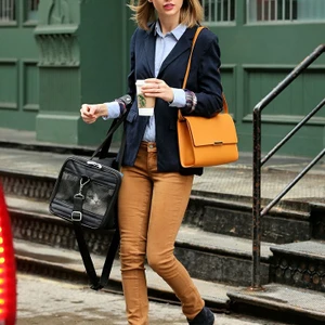 Style cổ điển nhất là sơ mi + quần kaki + chiếc blazer + boot thấp cổ cùng chiếc túi đơn giản là công thức tối giản của phong cách công sở.