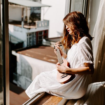 cô gái chơi đàn ukulele