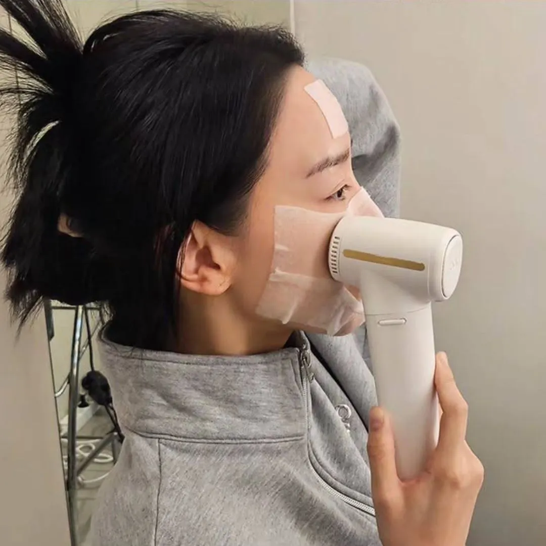 diễn viên Hàn Quốc sử dụng thiết bị làm đẹp