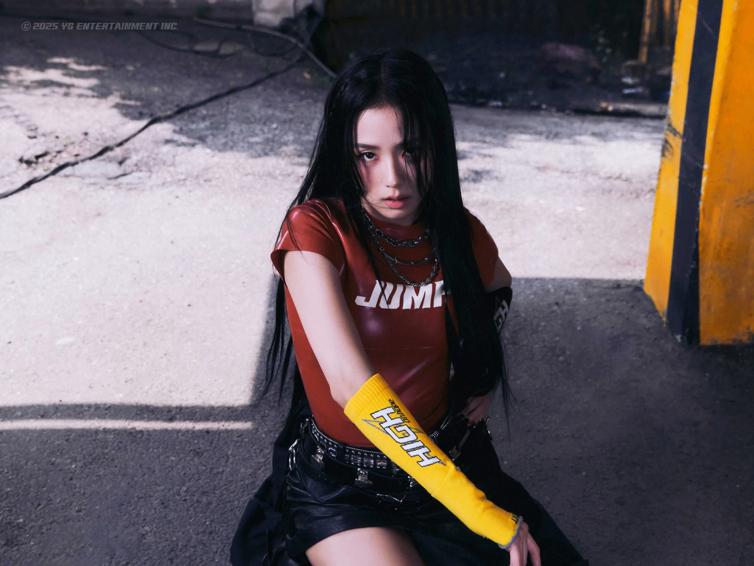Jisoo diện găng tay từ Martine Rose