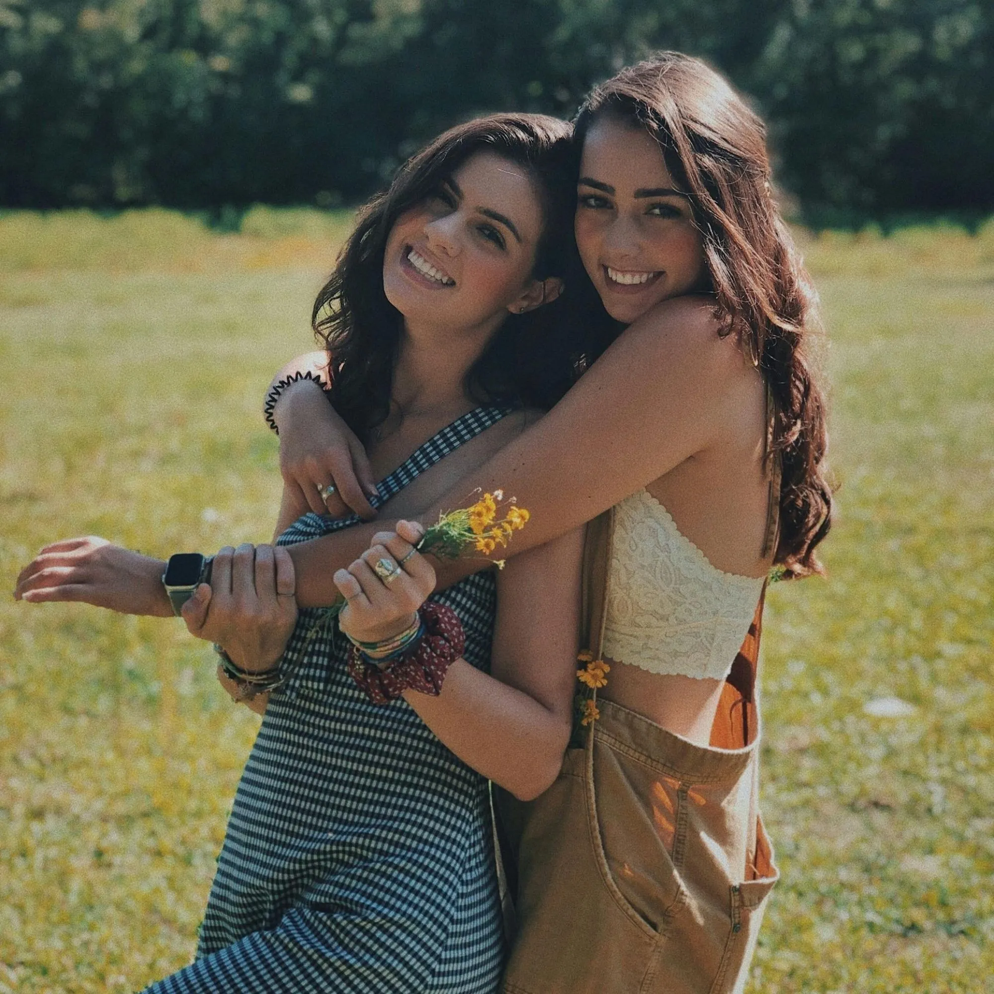 cô gái ôm nhau soulmate
