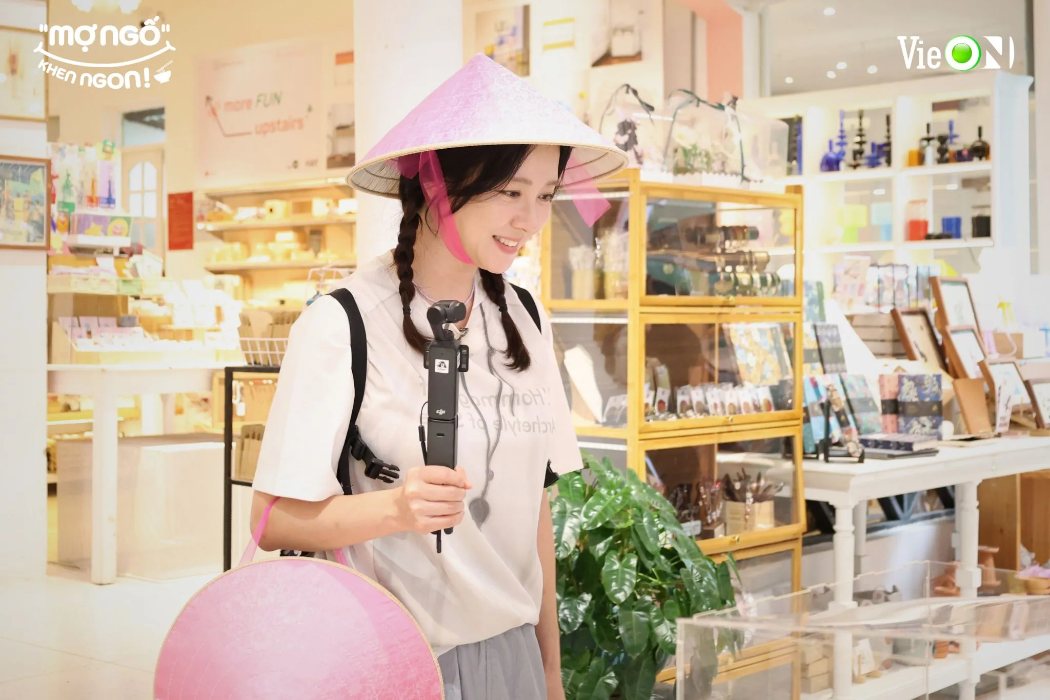 Tình yêu và sự mến mộ của fan Việt trở thành một trong những điều đáng nhớ nhất trong chuyến ghi hình "Mợ ngố khen ngon" của Song Ji Hyo.