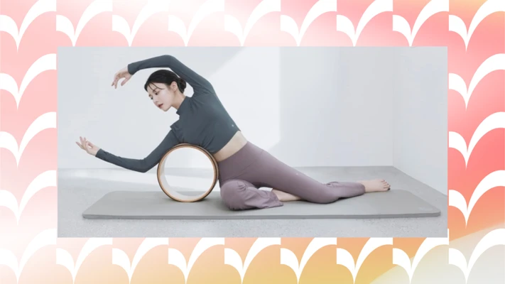 cô gái tập yoga với dụng cụ